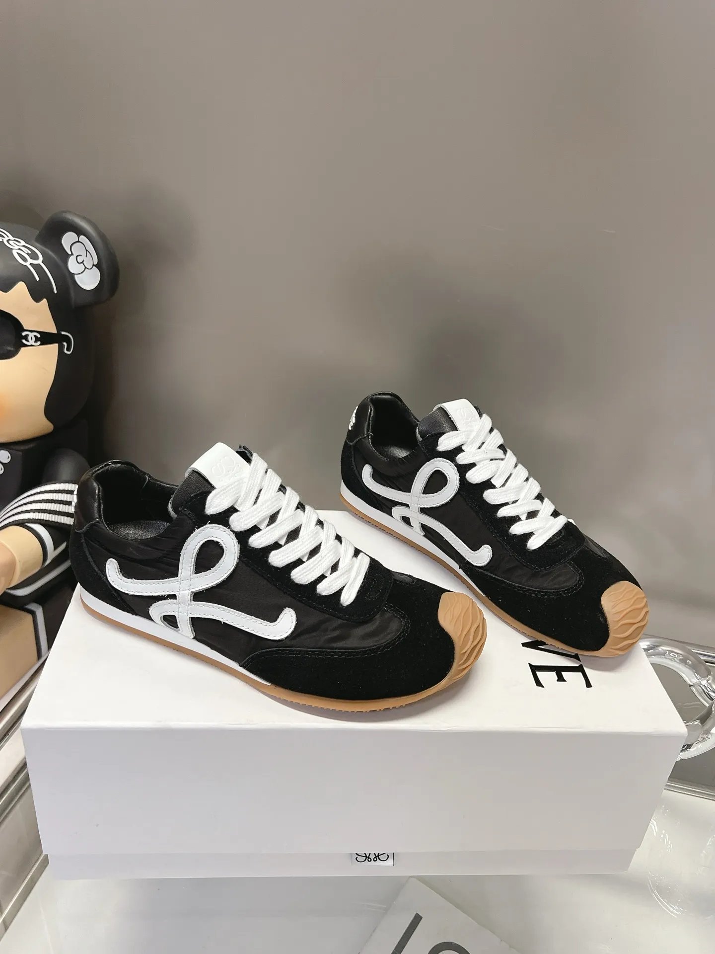 👟👟Ex-factory price 540👟👟 Original BALLET RUNNER2.0 Loewe ballet shoes! Asymmetrical toe shape, Loewe's signature design! Super soft, light and flexible original TPU sole with wavy pattern, (not ordinary rubber sole) original cover last + fierce craftsmanship wrapping feeling, the comfort is first-class! The 3D injection molded rubber LOEWE logo on the heel gives this shoe a retro and elegant interpretation, and incorporates modernity and LOEWE's unique style. There are so many colors and pictures will be updated one after another. Code number: 35-40 (41 customized)